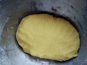 筛入低筋粉，揉成团，静置片刻