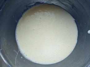 将辅料中的内馅按照顺序加入一起，拌匀。奶油奶酪可隔温水稍融化再操作