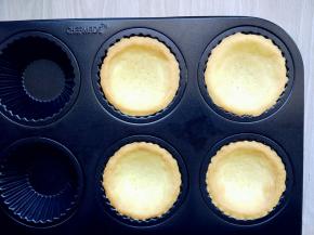 稍上色的程度，取出稍晾凉。学厨的这款模具不粘效果很好，轻轻颠动几下就可以完整脱模。但是脱模需小心，不要太大力，挞皮很酥，容易掉渣