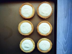 将内馅装入剪口裱花袋，挤入挞皮内部，入冰箱冷冻至变硬