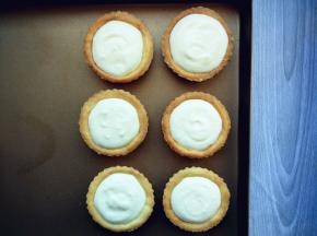 将内馅装入剪口裱花袋，挤入挞皮内部，入冰箱冷冻至变硬