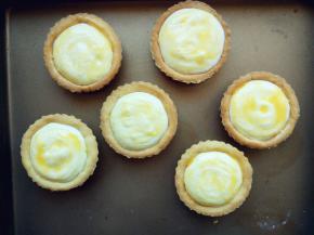 刷少许蛋黄液在表面