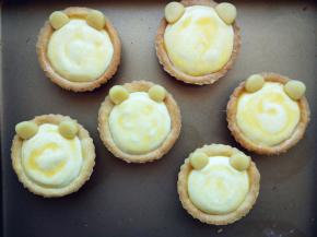 用少许挞皮，捏成半圆的小片，放在恰当的位置