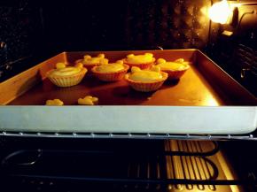 入烤箱中上层，上火220度，下火150度，烤8-10分钟。因为家用烤箱一般最高温度230度，所以原配方255/150被我适当调整了，这样表面上色程度不高