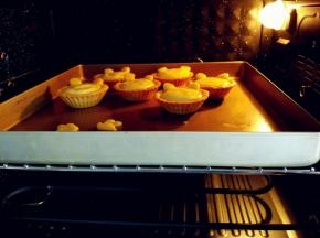 入烤箱中上层，上火220度，下火150度，烤8-10分钟。因为家用烤箱一般最高温度230度，所以原配方255/150被我适当调整了，这样表面上色程度不高