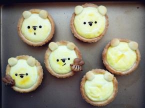 用融化的黑巧克力为小熊画出五官即可