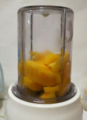 芒果切小块，取200克芒果肉加50克凉白开用料理机打成芒果泥。