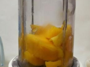 芒果切小块，取200克芒果肉加50克凉白开用料理机打成芒果泥。