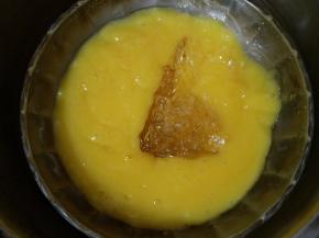 芒果泥隔热水加热，加入45克细砂糖和8克泡软的吉利丁片搅拌，直至糖和吉利丁片融化。