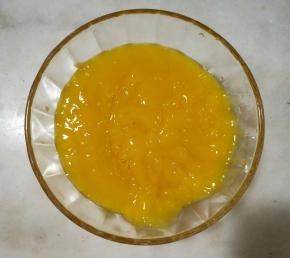 搅拌好的果泥过筛一遍。