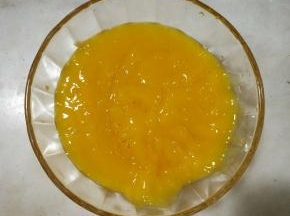 搅拌好的果泥过筛一遍。