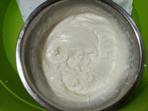 淡奶油隔冰水打至七分发。