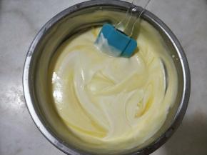 将芒果泥加入淡奶油中混合均匀。