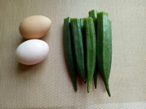 准备食材:秋葵根切掉。