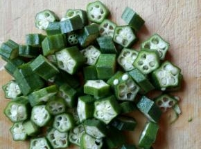 冷水冲洗后切小段。