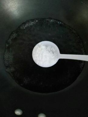 锅中放入清水，加一点盐，滴几滴油。焯水两分钟，捞出过冷水 淋干水份。
￼
鸡