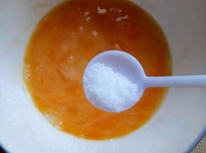 鸡蛋打散加入盐，十三香，搅拌均匀