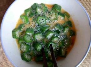 把切好的秋葵倒入打散的蛋液中