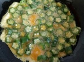 锅中加适量油，烧热，油温在7-8成时加入秋葵鸡蛋，转小火，不停的翻炒。待鸡蛋凝固即可出锅。