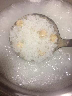 转中小火把米煮到开花，大约20分钟