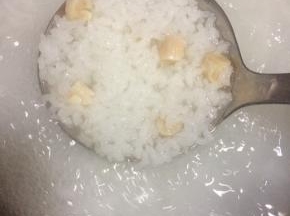 转中小火把米煮到开花，大约20分钟