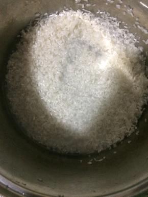 大米用清水淘洗干净