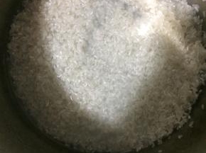 大米用清水淘洗干净
