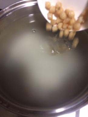 把洗干净的米和瑶柱，姜片加水大火煮开