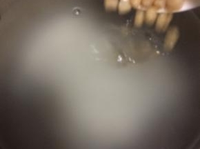 把洗干净的米和瑶柱，姜片加水大火煮开