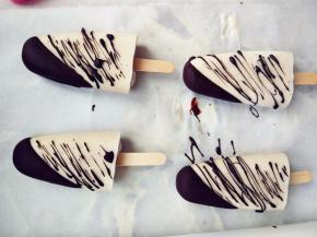 用一个小勺，舀少许巧克力淋在空白处，片刻凝固后即可