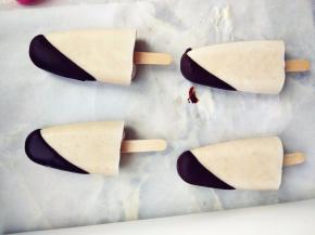 放在油纸上，因为雪糕表面的温度很低，巧克力会很快凝固