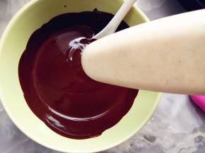 凝固后，用冷水冲一下模具外壁，稍等片刻，提起木棍即可脱模。黑巧克力用微波炉融化，稍晾凉到缓缓流动的状态，提着雪糕在巧克力中迅速蘸一下