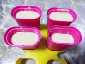 倒入雪糕模具中，颠几下震出气泡，插入木棍，入冰箱冷冻。