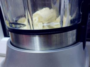 和剥皮的香蕉，适量牛奶，糖一起放入破壁机或料理机，选择奶昔功能，10秒左右打成糊状。如果没有破壁机料理机，用手动碾碎也可以。