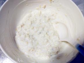 免煮即食的燕麦片加入酸奶搅匀