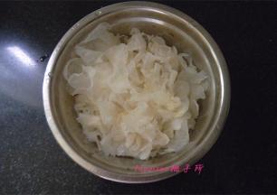 将银耳充分泡发（可以提前一晚浸泡），撕成小朵；