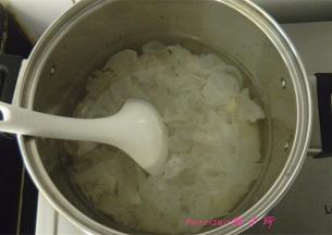 煮锅内倒入纯净水，放入泡好的银耳，开始熬煮；