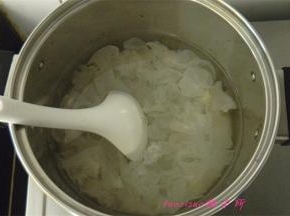 煮锅内倒入纯净水，放入泡好的银耳，开始熬煮；
