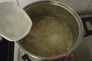 待银耳熬制粘稠，倒入冰糖，冰糖的量根据自己喜欢的甜度放；