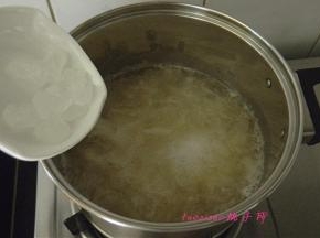 待银耳熬制粘稠，倒入冰糖，冰糖的量根据自己喜欢的甜度放；