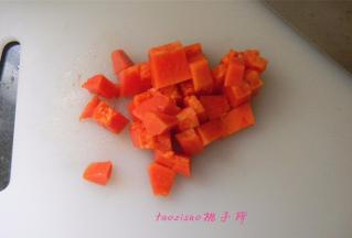 将木瓜去皮去籽，切1厘米方块备用；