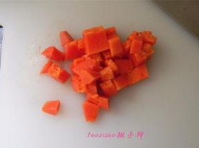 将木瓜去皮去籽，切1厘米方块备用；