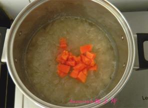 待银耳羹里的冰糖融化后，放入木瓜粒，即可关火温度略降后食用。