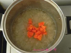 待银耳羹里的冰糖融化后，放入木瓜粒，即可关火温度略降后食用。