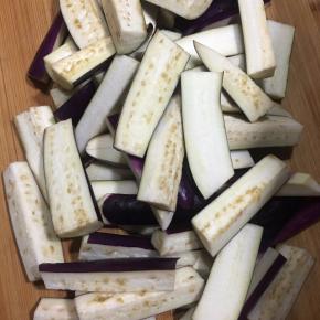 茄子去蒂洗净，切条状。