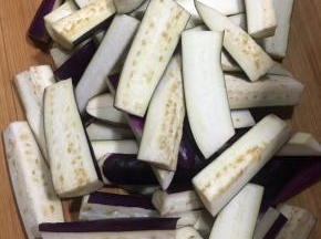 茄子去蒂洗净，切条状。