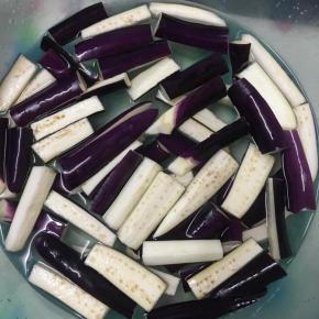 放入清水中浸泡20分钟左右捞出。