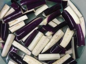 放入清水中浸泡20分钟左右捞出。