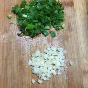 香葱和蒜头切碎。
