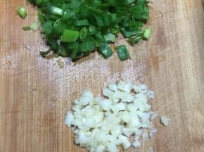 香葱和蒜头切碎。